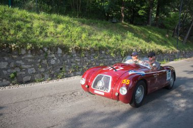 Brescia, İtalya - 19 Mayıs 2018: ERMINI FIAT 1100 SPORT 1948 Mille Miglia 2018 rallisinde, 19 Mayıs 2018 tarihinde İtalya 'nın Brescia kentinde yapılan ünlü İtalyan tarihi yarışında eski bir yarış arabasıdır..