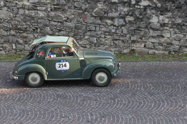イタリア ブレシア 2018年5月19日 Fiat500 Topolino 1951は 2018年5月19日にイタリア ブレシアで開催された有名なイタリアの歴史的レースでライブ撮影されたラリー ミリア2018の古いレースカーです — ストック写真