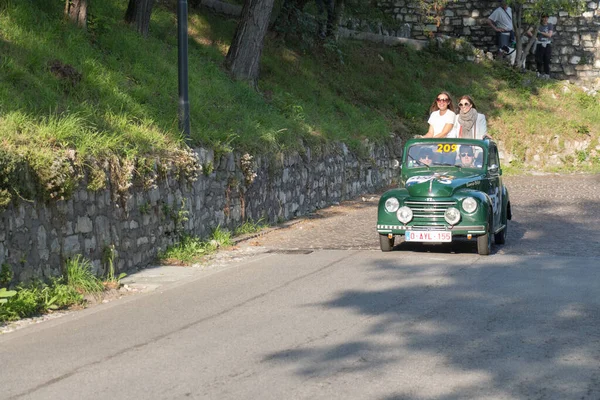 イタリア ブレシア 2018年5月19日 Fiat500 Topolino 1951は 2018年5月19日にイタリア ブレシアで開催された有名なイタリアの歴史的レースでライブ撮影されたラリー ミリア2018の古いレースカーです — ストック写真