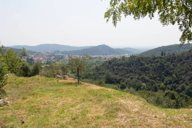 Dağ manzarası. Köyün arka planında dağlar var..