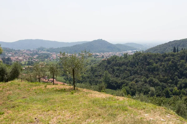 Vista Del Paesaggio Montano Villaggio Rurale Con Montagne Sullo Sfondo — Foto Stock