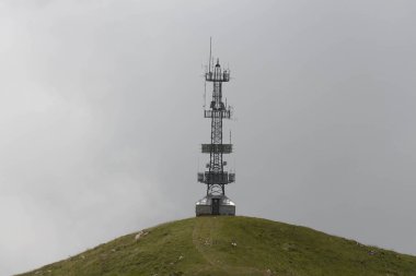 İtalya, Lombardiya - 22 Temmuz 2018: 22 Temmuz 2018 tarihinde İtalya 'da Monte Guglielmo' da askeri kullanım için yineleyici görüş.