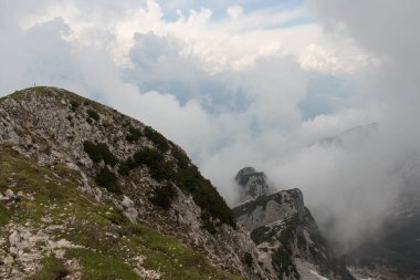 Rifugio Telegrafo 'nun bulutlu bir günde dağlardaki panoramik manzarası, Veneto, İtalya.