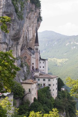 İtalya, Ferrara di Monte Baldo - Haziran 03: 2018: Dağlarda inşa edilen kilisenin manzarası, Madonna della Corona Sığınağı, Haziran 03: 18, Veneto, İtalya.