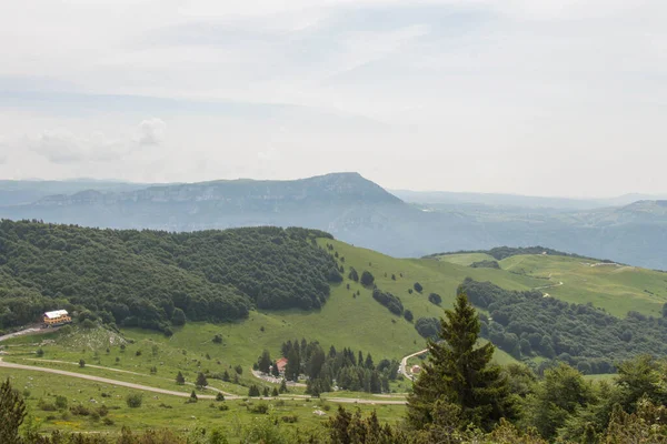 Vista Del Paesaggio Montano Con Verdi Pendii Montagne Cielo Sullo — Foto Stock