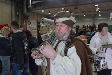 İtalya, Piacenza - 24 Mart 2018: Piacenza 'da her yıl düzenlenen ortaçağ pazarında yılanlı geleneksel kostümlü insan manzarası, Emilia-Romagna, İtalya.