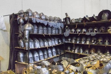 İtalya, Piacenza - 24 Mart 2018: Piacenza 'da her yıl düzenlenen ortaçağ pazarındaki kask manzarası, Emilia-Romagna, İtalya.