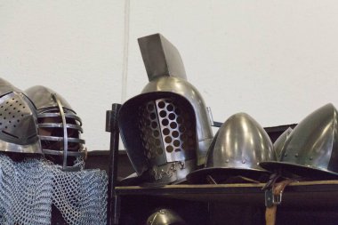 İtalya, Piacenza - 24 Mart 2018: Piacenza 'da her yıl düzenlenen ortaçağ pazarındaki kask manzarası, Emilia-Romagna, İtalya.