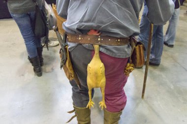 İtalya, Piacenza - 24 Mart 2018: Piacenza 'da her yıl düzenlenen ortaçağ pazarında geleneksel kostümlü insan manzarası, Emilia-Romagna, İtalya.