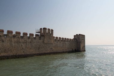 İtalya, Lombardiya - Ağustos 05 2018: İtalya 'nın Sirmione şehrinde 05 Ağustos 2018 tarihinde Garda Gölü' ndeki Saliger Kalesi 'nin manzarası.