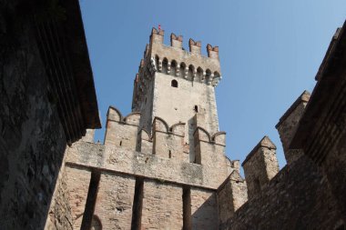 İtalya, Lombardiya - 05 Ağustos 2018: İtalya 'nın Sirmione kentindeki Scaliger Kalesi' nin ayrıntılı görünümü.