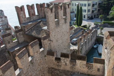 İtalya, Lombardiya - 05 Ağustos 2018: Sirmione, İtalya 'da 05 Ağustos 2018 tarihinde Saliger Kalesi' nin yukarıdaki manzarası.