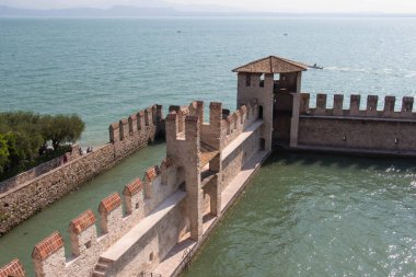 İtalya, Lombardiya - Ağustos 05 2018: İtalya 'nın Sirmione şehrinde 05 Ağustos 2018' de ufuk çizgisi olan Saliger Kalesi 'nin manzarası.