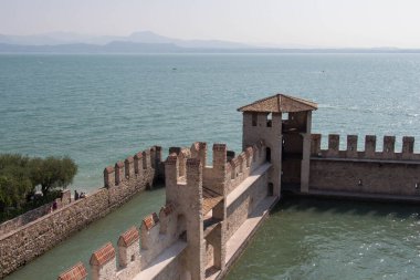 İtalya, Lombardiya - Ağustos 05 2018: İtalya 'nın Sirmione şehrinde 05 Ağustos 2018' de ufuk çizgisi olan Saliger Kalesi 'nin manzarası.
