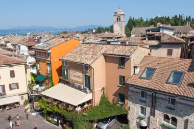 İtalya, Lombardiya - 05 Ağustos 2018: Sirmione Eski Kasabası 'nın Garda Gölü üzerindeki manzarası 05 Ağustos 2018' de Sirmione, İtalya.