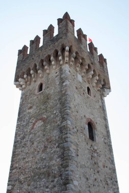 İtalya, Lombardiya - 5 Ağustos 2018: İtalya Sirmione, İtalya 'da 05 Ağustos 2018 tarihinde Scaliger Kalesi' nin manzarası.