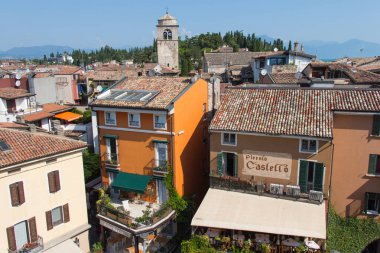 İtalya, Lombardiya - 05 Ağustos 2018: Sirmione Eski Kasabası 'nın Garda Gölü üzerindeki manzarası 05 Ağustos 2018' de Sirmione, İtalya.