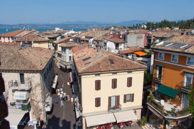 İtalya, Lombardiya - 05 Ağustos 2018: Sirmione Eski Kasabası 'nın Garda Gölü üzerindeki manzarası 05 Ağustos 2018' de Sirmione, İtalya.