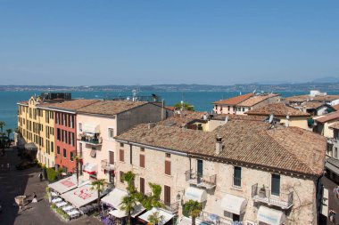 İtalya, Lombardiya - 05 Ağustos 2018: Sirmione Eski Kasabası 'nın Garda Gölü üzerindeki manzarası 05 Ağustos 2018' de Sirmione, İtalya.