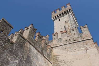 İtalya, Lombardiya - 5 Ağustos 2018: İtalya Sirmione, İtalya 'da 05 Ağustos 2018 tarihinde Scaliger Kalesi' nin manzarası.