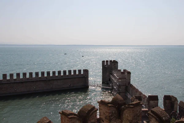 Itália Lombardia Agosto 2018 Vista Aérea Reconstrução Castelo Scaliger Com — Fotografia de Stock