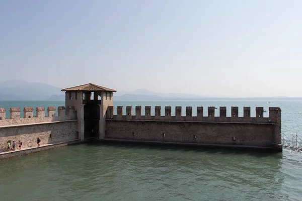 Itália Lombardia Agosto 2018 Vista Dos Muros Fortificação Castelo Scaliger — Fotografia de Stock