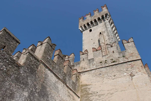 Ιταλία Λομβαρδία Αυγούστου 2018 Θέα Του Πύργου Scaliger Castle Στις — Φωτογραφία Αρχείου