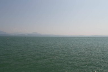 Arka planda dağlar olan Garda Gölü manzarası, Lombardy, İtalya.