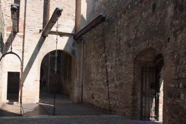 İtalya, Lombardiya - 05 Ağustos 2018: Scaliger Kalesi 'nin 2005 Ağustos 2018 tarihli Sirmione, İtalya' daki duvar ve köprü mekanizmasının manzarası.