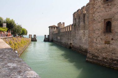 İtalya, Lombardiya - Ağustos 05 2018: İtalya Sirmione, İtalya 'da Scaliger Kalesi' nin antik duvar ve hendek manzarası.