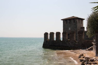 İtalya, Lombardiya - Ağustos 05 2018: İtalya 'nın Sirmione kentindeki Garda Gölü kıyısındaki Scaliger kalesinin manzarası.