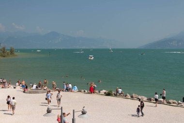 İtalya, Lombardiya - Ağustos 05, 2018: Sirmione Eski Kasabası manzarası Garda Gölü kıyısında 05 Ağustos 2018 Sirmione, İtalya.