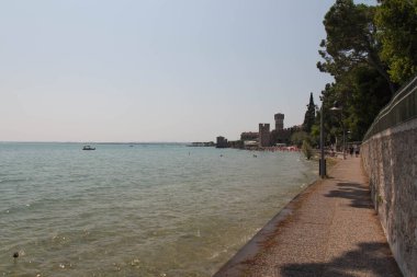 İtalya, Lombardiya - 05 Ağustos 2018: Sirmione Eski Kasabası 'nın 05 Ağustos 2018' de Sirmione, İtalya 'daki Garda Gölü üzerindeki manzarası.