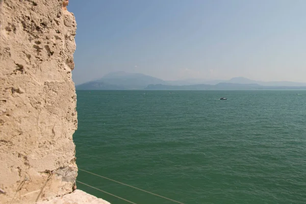 Vista Lago Garda Com Montanhas Fundo Lombardia Itália — Fotografia de Stock