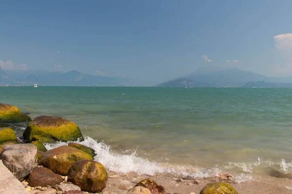 Vista Lago Garda Com Montanhas Fundo Lombardia Itália — Fotografia de Stock