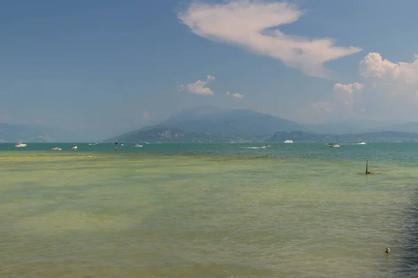 Vista Lago Garda Com Montanhas Fundo Lombardia Itália — Fotografia de Stock