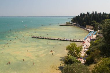 Garda Gölü, Lombardy, İtalya 'daki tahta iskele ve sahil manzarası..