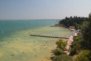 Garda Gölü, Lombardy, İtalya 'daki tahta iskele ve sahil manzarası..