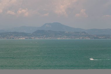 Arka planda dağlar olan Garda Gölü manzarası, Lombardy, İtalya.