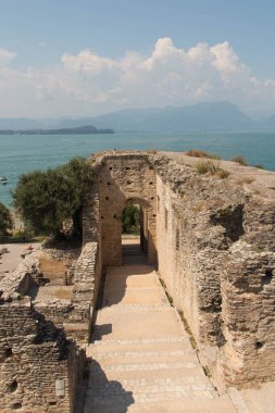 İtalya, Lombardiya - Ağustos 05 2018: Grotte di Catullo 'nun Roma harabeleri manzarası ve arka planda Garda Gölü, 05 Ağustos 2018' de Sirmione, İtalya.
