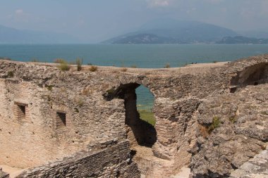 İtalya, Lombardiya - Ağustos 05 2018: Grotte di Catullo 'nun Roma harabeleri manzarası ve arka planda Garda Gölü, 05 Ağustos 2018' de Sirmione, İtalya.