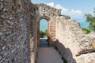 İtalya, Lombardiya - Ağustos 05 2018: Grotte di Catullo 'nun Roma harabeleri manzarası ve arka planda Garda Gölü, 05 Ağustos 2018' de Sirmione, İtalya.