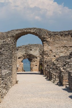 İtalya, Lombardiya - Ağustos 05 2018: Grotte di Catullo 'nun Roma harabeleri manzarası ve arka planda Garda Gölü, 05 Ağustos 2018' de Sirmione, İtalya.