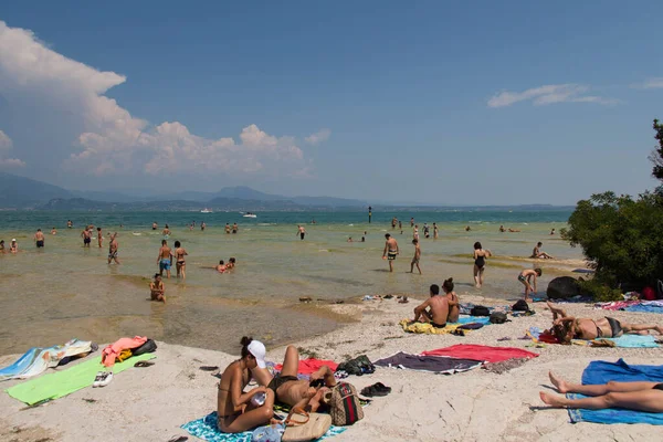 Itália Lombardia Agosto 2018 Vista Pessoas Tomando Sol Jamaica Beach — Fotografia de Stock