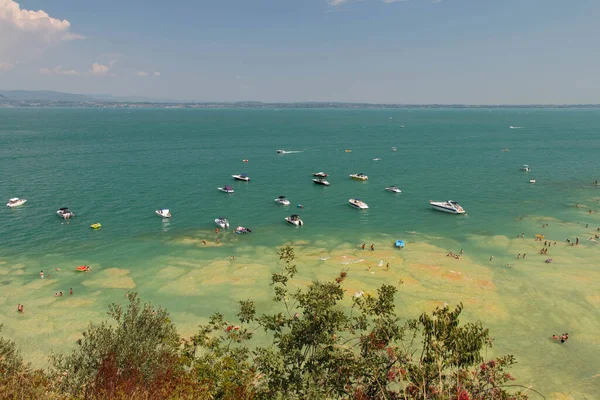 Vista Lago Garda Com Barcos Linha Horizonte Fundo Lombardia Itália — Fotografia de Stock