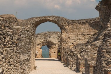 İtalya, Lombardiya - Ağustos 05 2018: Grotte di Catullo 'nun Roma harabeleri manzarası ve arka planda Garda Gölü, 05 Ağustos 2018' de Sirmione, İtalya.