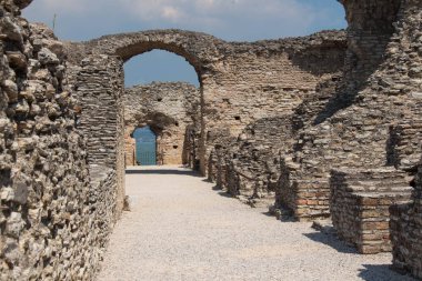İtalya, Lombardiya - Ağustos 05 2018: Grotte di Catullo 'nun Roma harabeleri manzarası ve arka planda Garda Gölü, 05 Ağustos 2018' de Sirmione, İtalya.