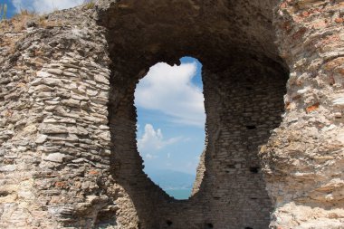 İtalya, Lombardiya - Ağustos 05 2018: Grotte di Catullo 'nun Roma harabeleri manzarası ve arka planda Garda Gölü, 05 Ağustos 2018' de Sirmione, İtalya.