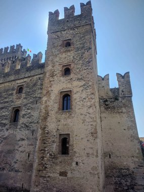 İtalya, Lombardiya - 05 Ağustos 2018: Sirmione, İtalya 'daki Scaliger Şatosu manzarası.