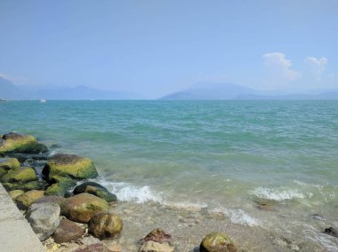 Arka planda dağlar olan Garda Gölü manzarası, Lombardy, İtalya.
